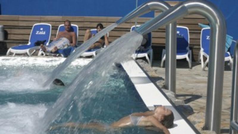 Relaxing pool in Atlantis